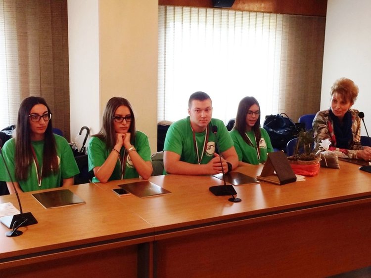 Областният Славов: &bdquo;Искаме да покажем нашето признание към вас за постиженията, с които ни направихте горди&rdquo;  