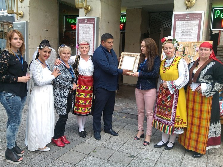 Осветена икона от Бачковския манастир ще пази Атанаска, дариха я игуменът Архимандрит Симон и кметът на Забърдо Валентин Черпоков