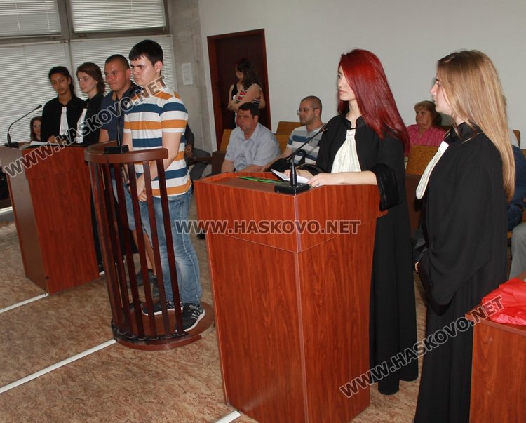 Ученици разрешиха в съда въпроса за обезщетенията на тракийските бежанци