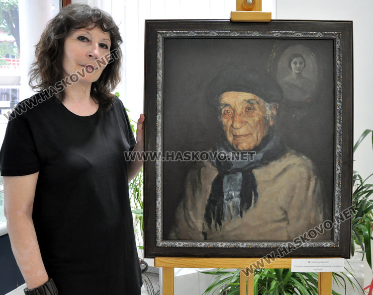 Лора Маринова прозира пред портрета на стария художник с неговата вечно млада муза