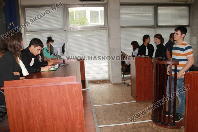 Ученици разрешиха в съда въпроса за обезщетенията на тракийските бежанци