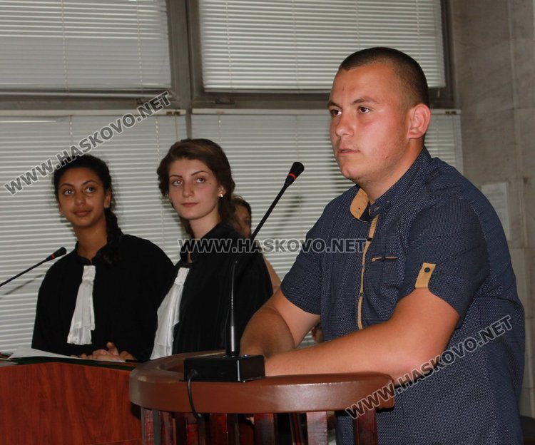 Ученици разрешиха в съда въпроса за обезщетенията на тракийските бежанци