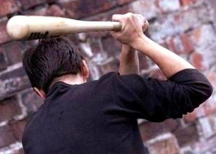 Екшън: Бесен кърджалиец млати с бухалка другоселец