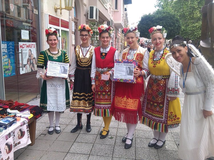 Осветена икона от Бачковския манастир ще пази Атанаска, дариха я игуменът Архимандрит Симон и кметът на Забърдо Валентин Черпоков