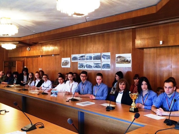 Областният Славов: &bdquo;Искаме да покажем нашето признание към вас за постиженията, с които ни направихте горди&rdquo;  