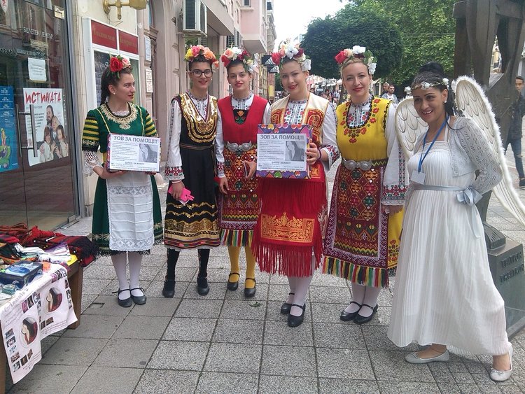 Осветена икона от Бачковския манастир ще пази Атанаска, дариха я игуменът Архимандрит Симон и кметът на Забърдо Валентин Черпоков