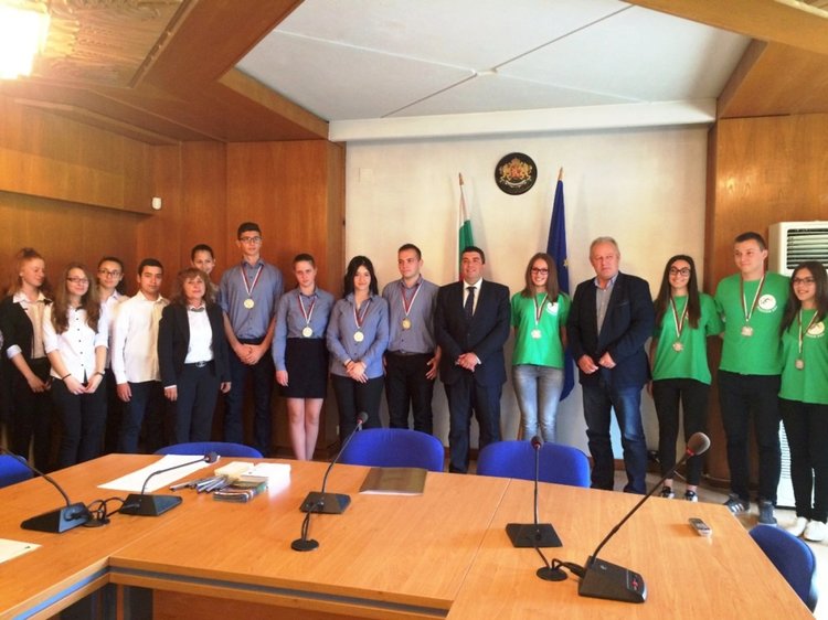 Областният Славов: &bdquo;Искаме да покажем нашето признание към вас за постиженията, с които ни направихте горди&rdquo;  