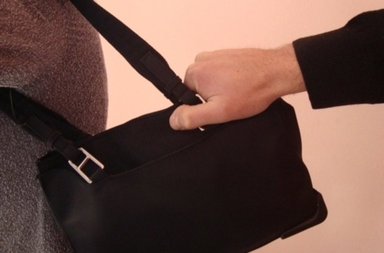 Тийнейджър пробва да ограби старица