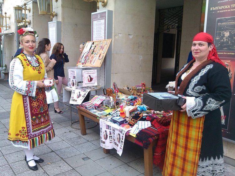 Осветена икона от Бачковския манастир ще пази Атанаска, дариха я игуменът Архимандрит Симон и кметът на Забърдо Валентин Черпоков