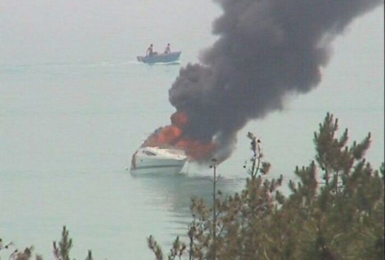 Яхта се запали и потъна в Черно море край Царево