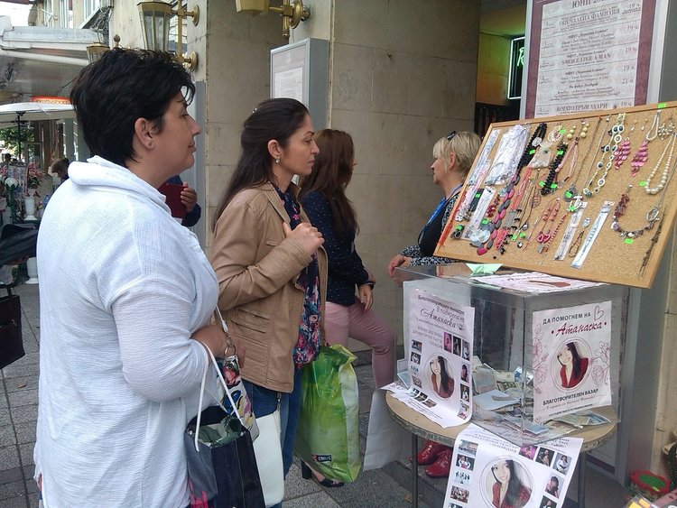 Осветена икона от Бачковския манастир ще пази Атанаска, дариха я игуменът Архимандрит Симон и кметът на Забърдо Валентин Черпоков