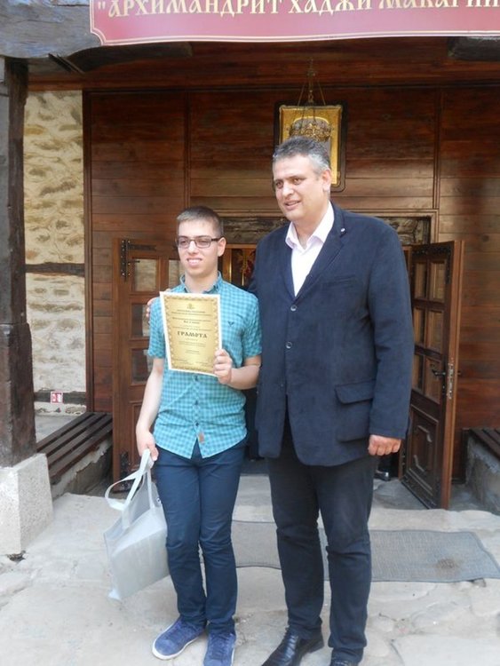 Добромир е получил своята награда от областния управител на област Ловеч, снимка -ПЕГ "Д-р Иван Богоров"