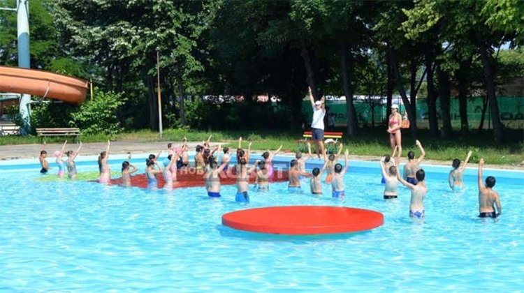 Учат 90 деца да плуват на открития басейн „Арпезос“