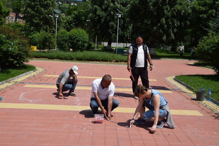 Турска художничка рисува уникална 3D рисунка в центъра на Ардино