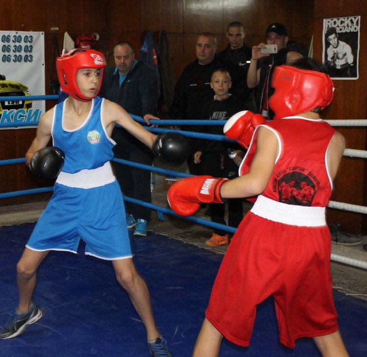 Демонстрират техники в бокса на открита тренировка в Димитровград