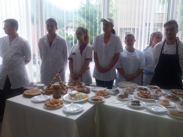 Кулинарни шедьоври за Деня на отворените врати в Професионалната гимназия по туризъм и строителство
