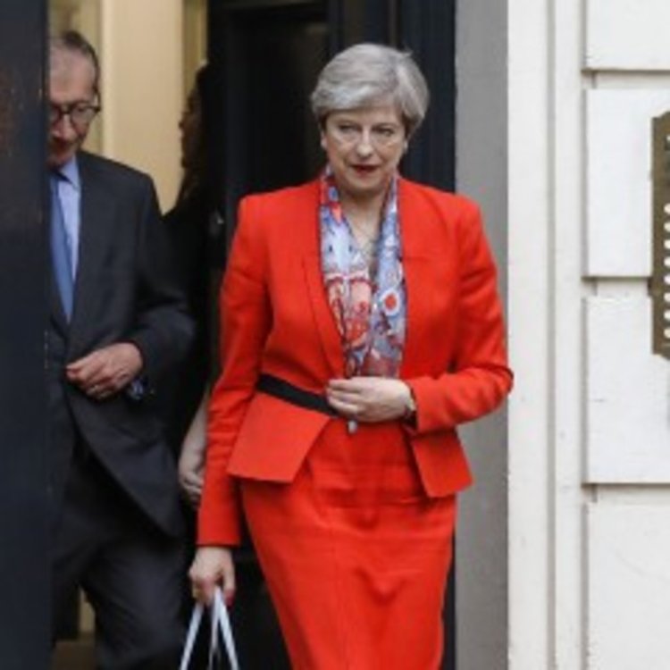 Без мнозинство в парламента Мей се пробва с нов кабинет