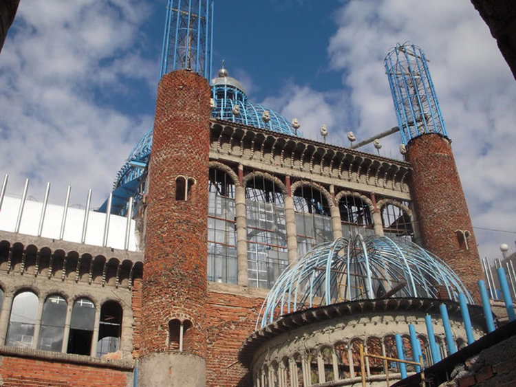 90-годишен строи сам катедрала от 53 години (видео)