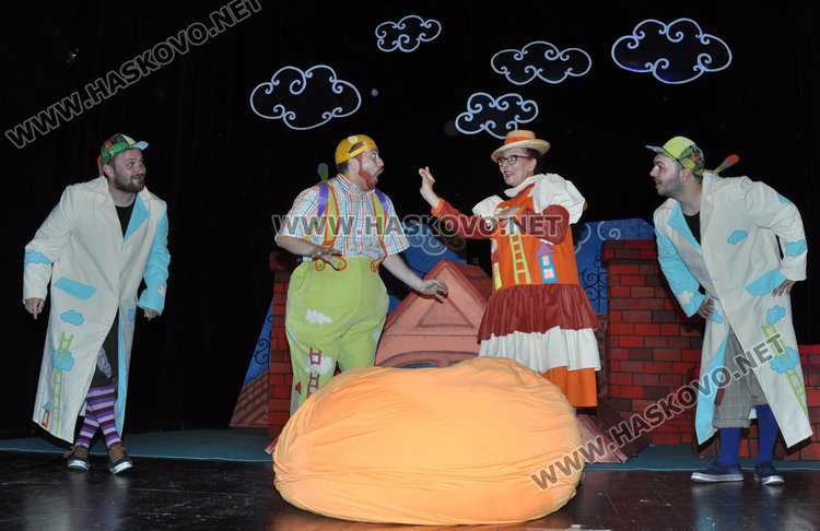 Карлсон от покрива открива театралните празници в Хасково