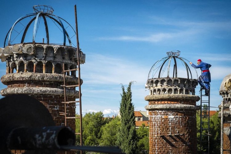 90-годишен строи сам катедрала от 53 години (видео)