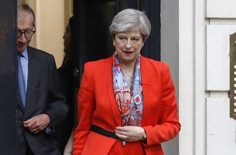 Медиите на Острова: Унизително поражение, Великобритания в политически хаос