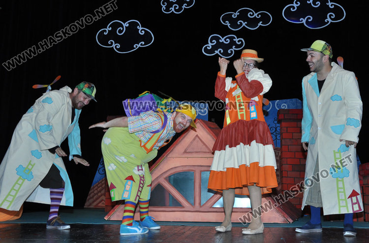 Карлсон от покрива открива театралните празници в Хасково