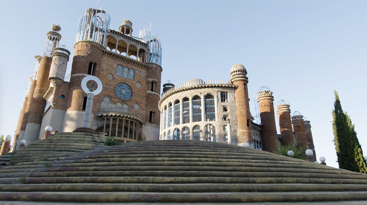 90-годишен строи сам катедрала от 53 години (видео)