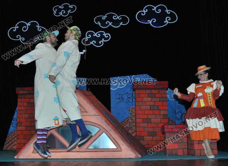 Карлсон от покрива открива театралните празници в Хасково