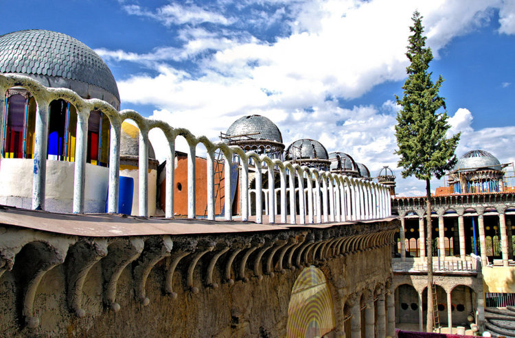 90-годишен строи сам катедрала от 53 години (видео)