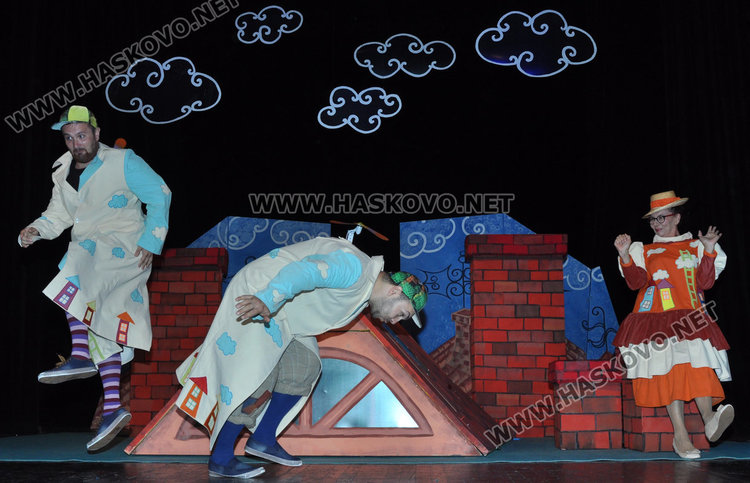 Карлсон от покрива открива театралните празници в Хасково