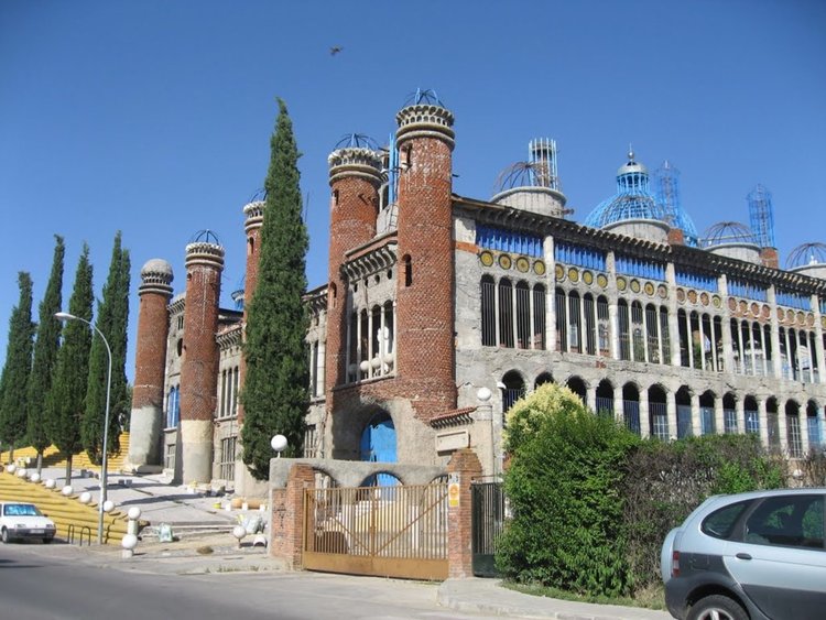 90-годишен строи сам катедрала от 53 години (видео)