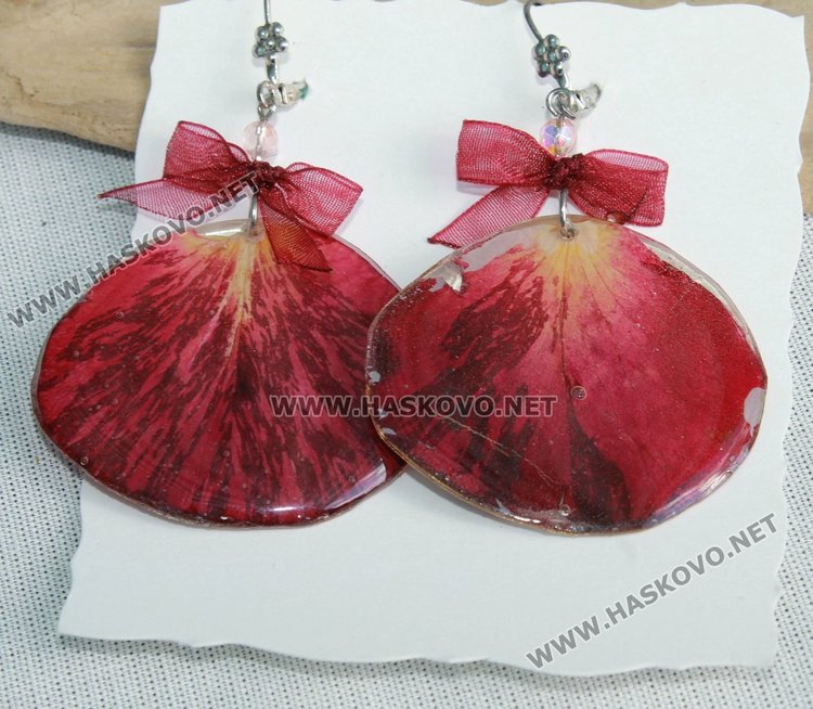 Цвят от роза са използвани за направата на това бижу