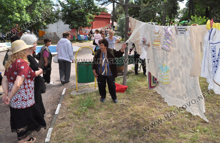 Домашно изплетена абитуриентска рокля удря в земята костюми за хилядарки