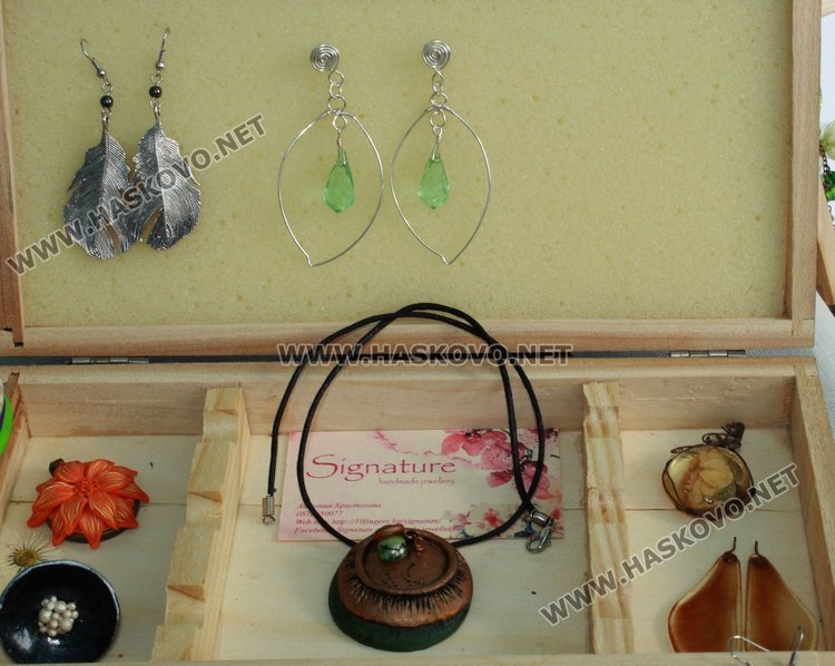 Димитровградчанка изработва уникални бижута от природни материали 