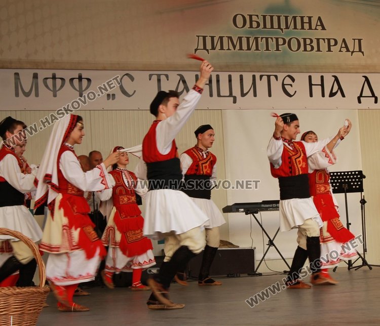  "С танците на дедите ни" започна в Димитровград
