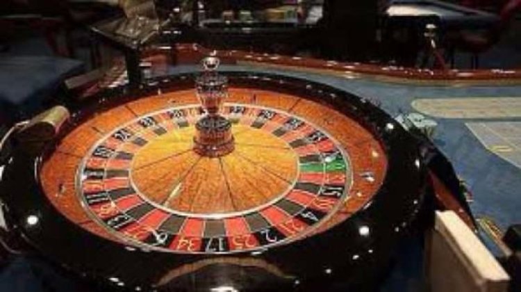 Комарджия изби изгубените пари, ограби казино