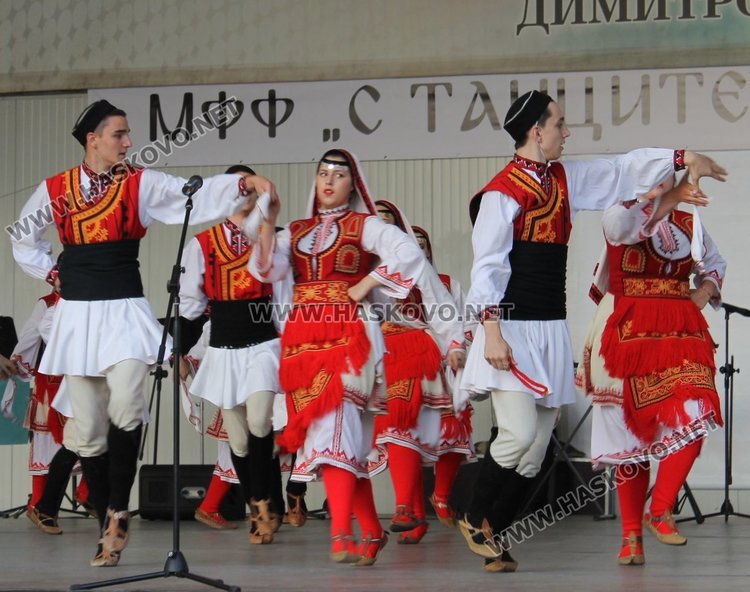  "С танците на дедите ни" започна в Димитровград