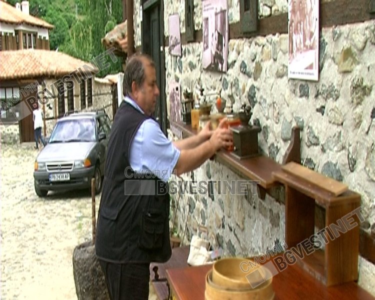 Организаторът на празника Александър Митушев е събрал повече от 30 ръчни мелнички за кафе