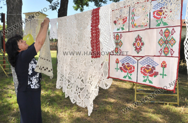 Домашно изплетена абитуриентска рокля удря в земята костюми за хилядарки