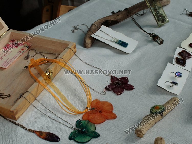 Димитровградчанка изработва уникални бижута от природни материали 