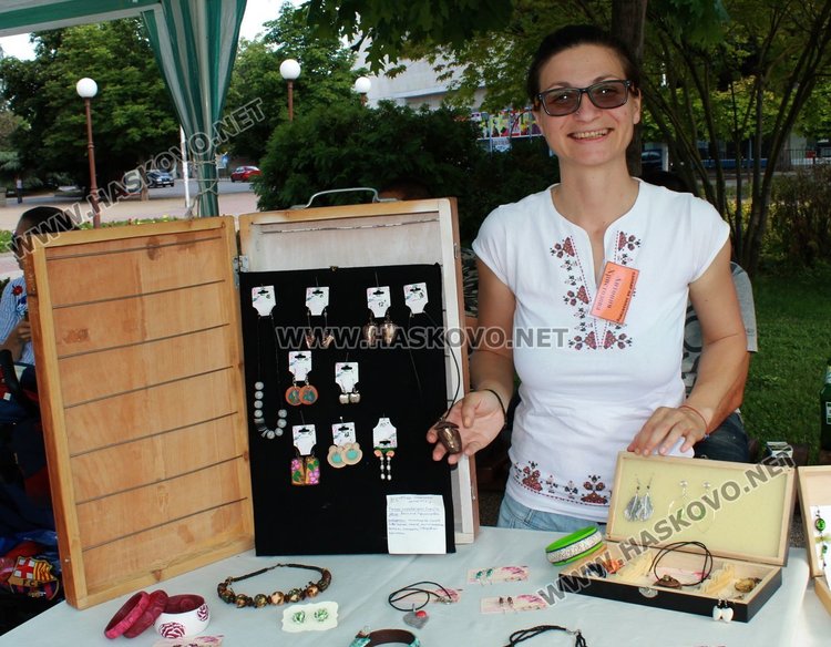 Уникални бижута от природни материали съчетани със смола представя на панаира на занаятите в Димитровград