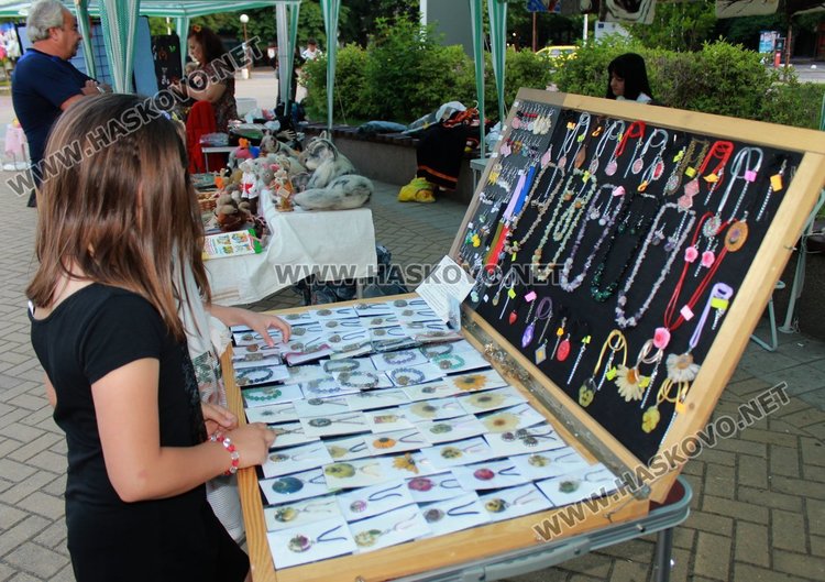 Димитровградчанка изработва уникални бижута от природни материали 