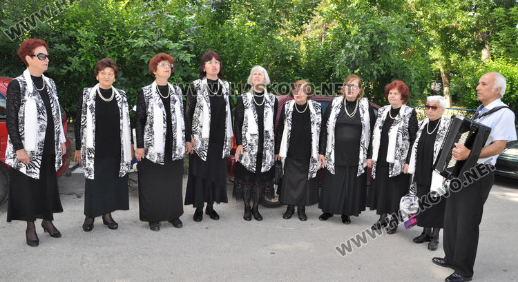 Домашно изплетена абитуриентска рокля удря в земята костюми за хилядарки