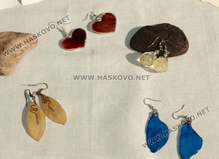 Димитровградчанка изработва уникални бижута от природни материали 