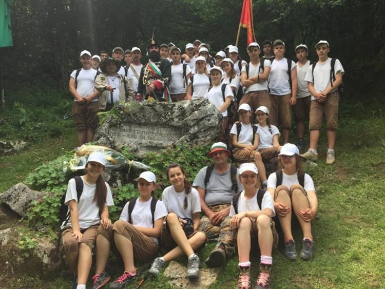 СУ „Васил Левски” в Крумовград първенец в Националния туристически поход, посветен на Ботев