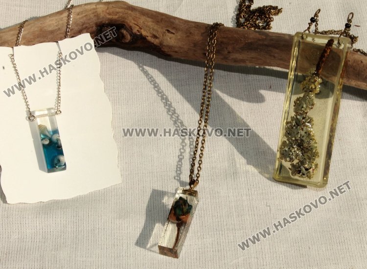 Димитровградчанка изработва уникални бижута от природни материали 