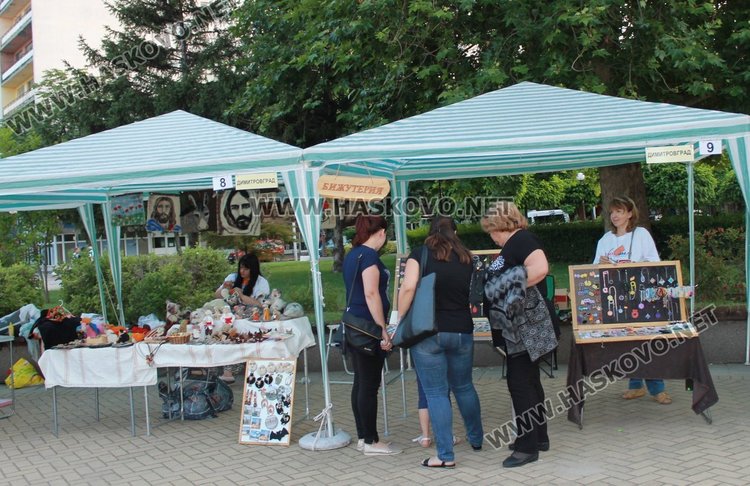 Димитровградчанка изработва уникални бижута от природни материали 