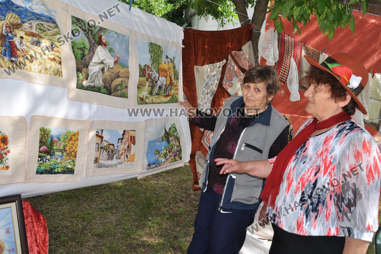 Домашно изплетена абитуриентска рокля удря в земята костюми за хилядарки