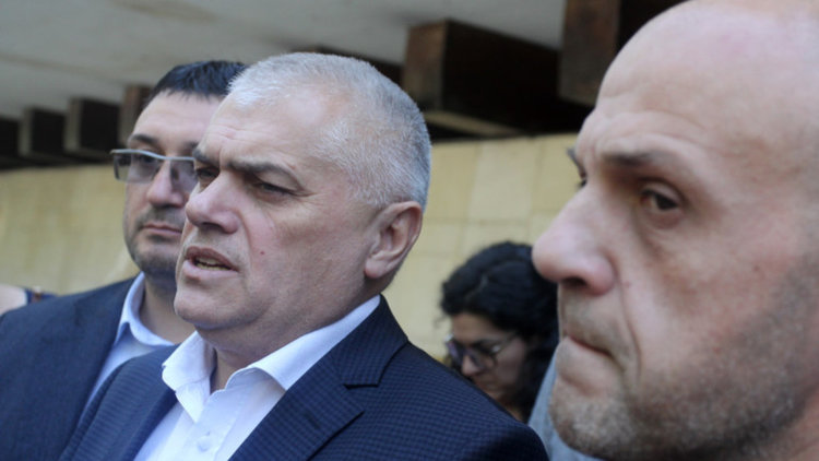 МВР със спешни мерки за опашките в КАТ