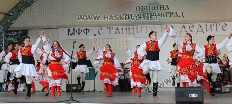 "С танците на дедите ни" започна в Димитровград